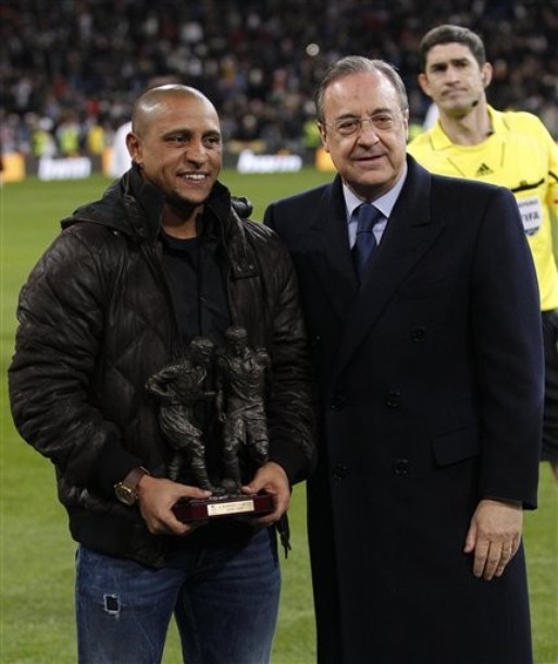 Tại đậy, chủ tịch CLB Real Madrid, ngài Florentino Perez đã tặng món quà kỷ niệm đầy ý nghĩa bằng tượng cho Carlos.